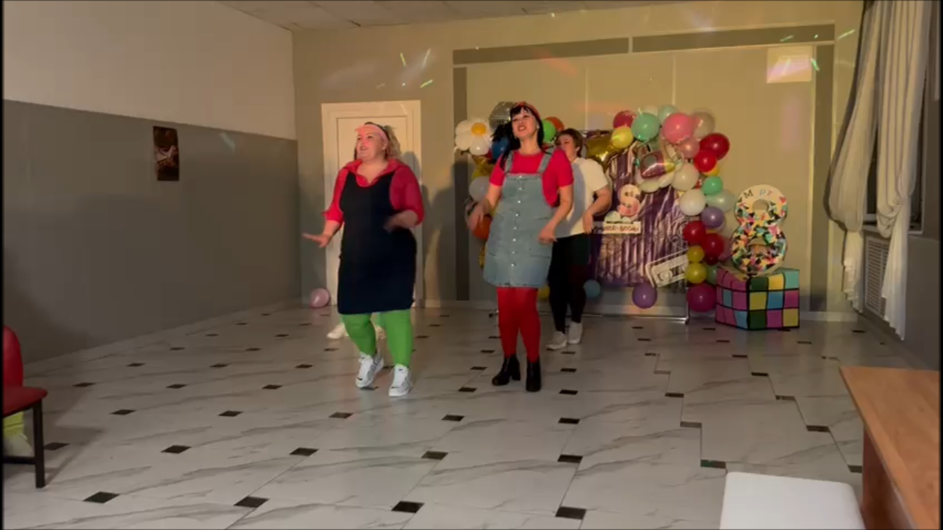 «Дарите женщинам цветы!».